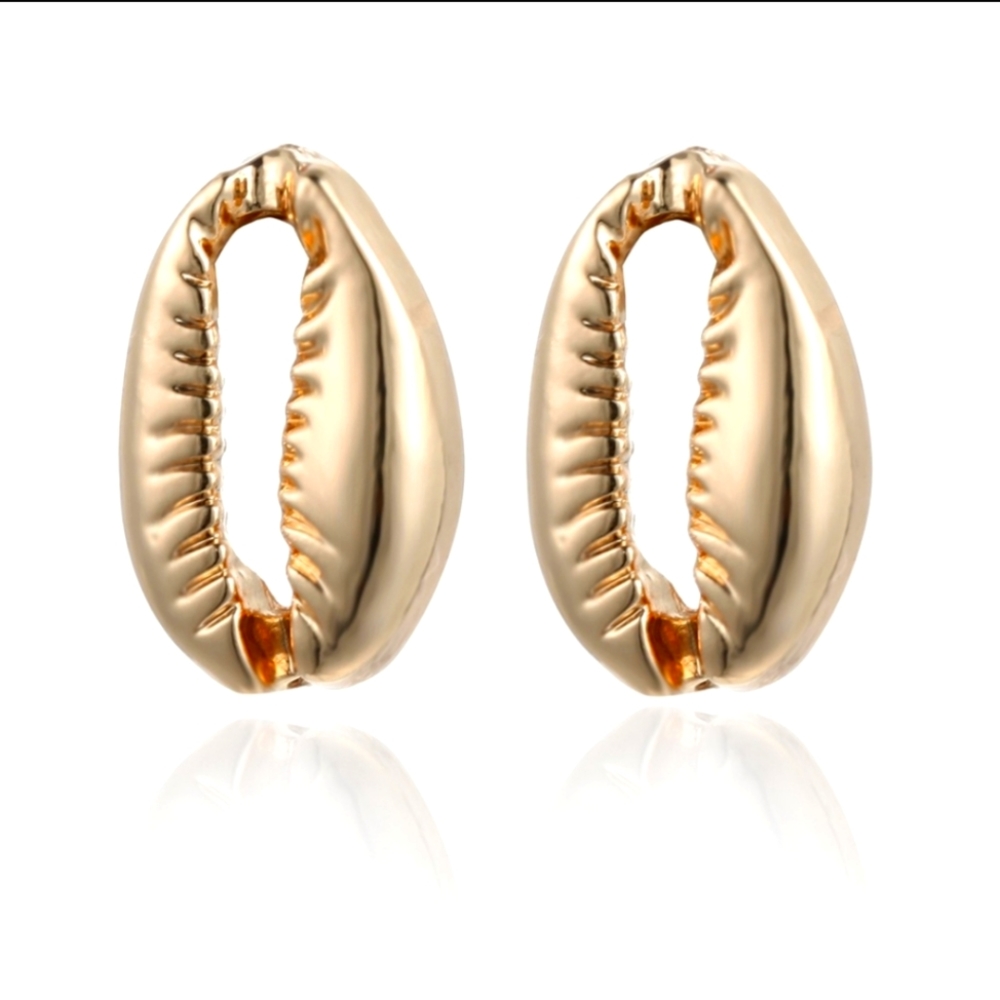 🐚Golden Puka Shell Studs🐚